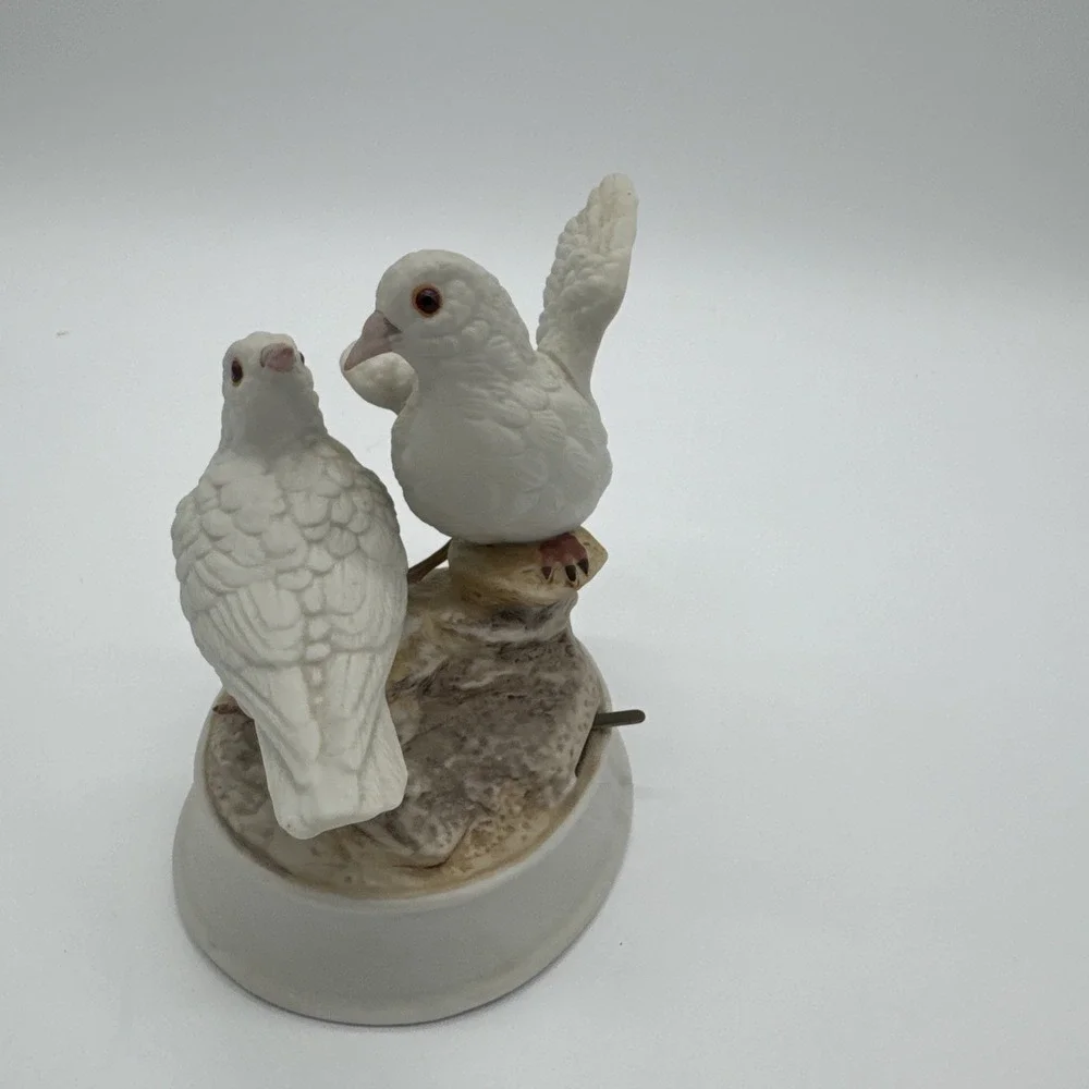Vintage Gorham‎ Porcelain Love Bird Doves Figurine Music Box Made in Japan